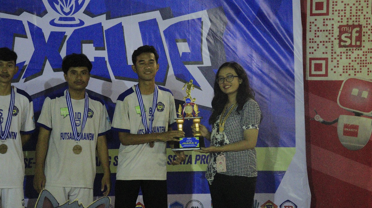 Penyerahan PIALA DAN HADIAH JUARA 3 SMA (1)